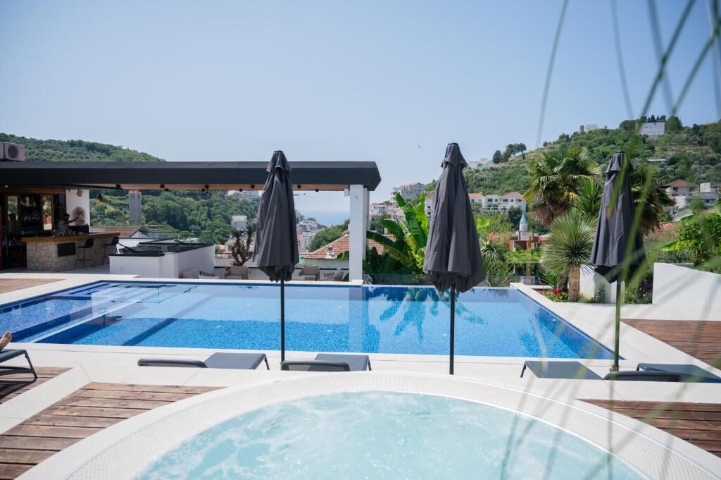 Infinity pool with sea view